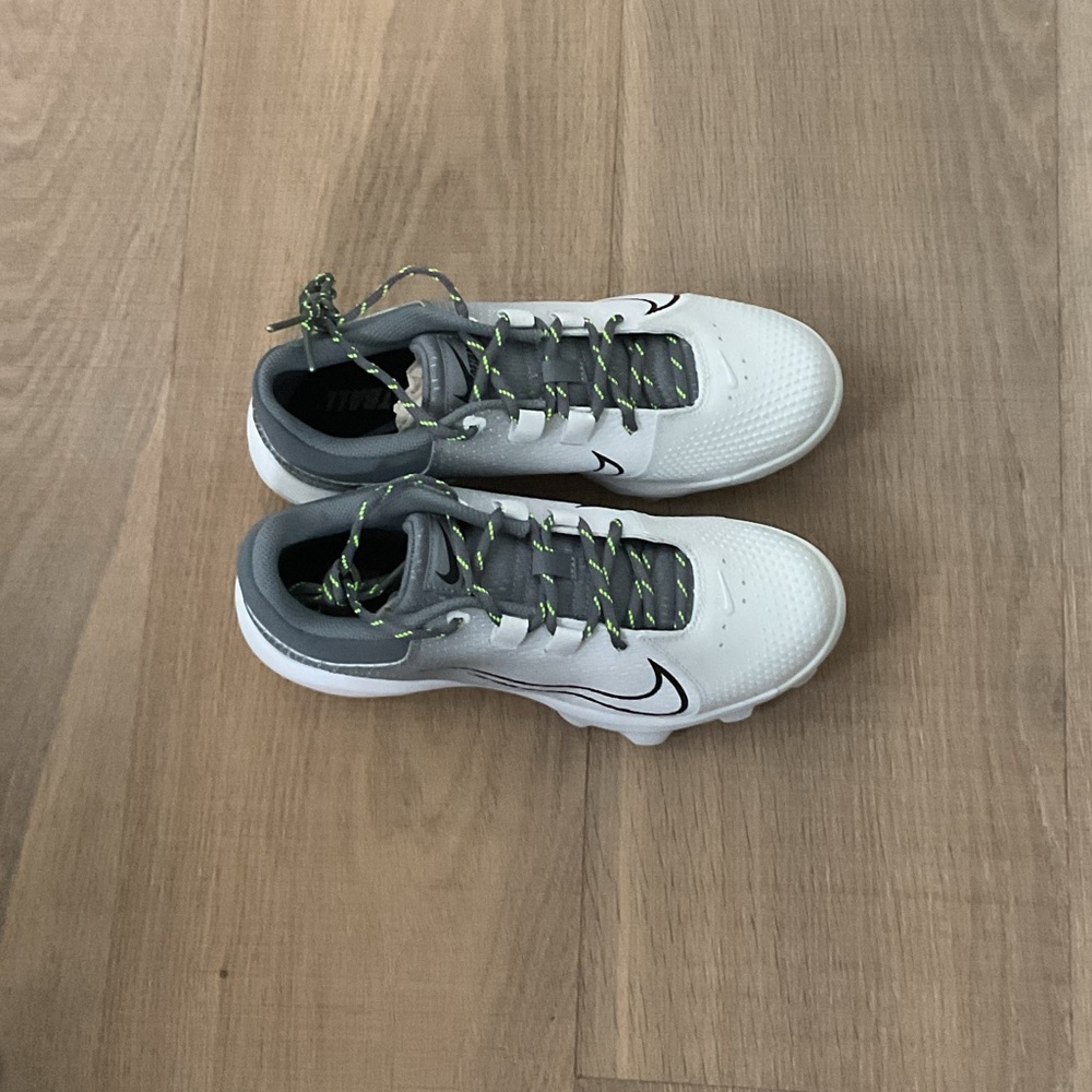 NWT Nike Hyperdiamond 4 Pro MCS Softball Cleats w/White and Gray accents. Size 9